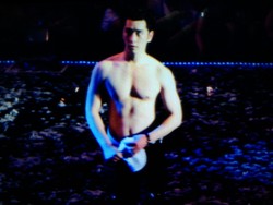 Chansung Topless Tutup Konser Go Crazy! 2PM di Jakarta