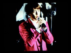 Nichkhun 2PM Pakai Baju Warna Kesukaan Tiffany SNSD di Konser Jakarta