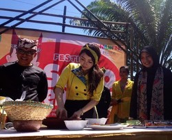 Gadis Cantik Ngulek Sambel Bareng di Festival Sego Tempong
