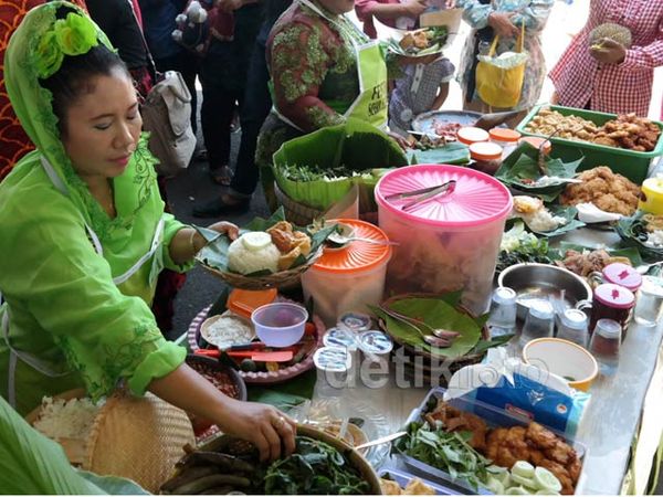 'Ngulek' Sambel Bareng di Festival Sego Tempong