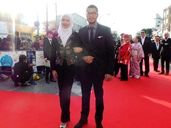 Revalina S Temat Kembali Berhijab Saat Melenggang di Red Carpet Koza