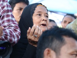 Para Pelayat Lantunkan Al-Fatihah, Zikir dan Tahlil di Liang Lahat Olga Syahputra