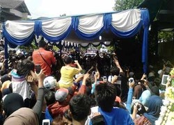 Fans Berebut Ingin Lihat Jenazah Olga Dimandikan