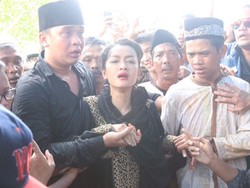 Jupe Menyamar di Pemakaman Olga, Luna Maya Nyaris Pingsan