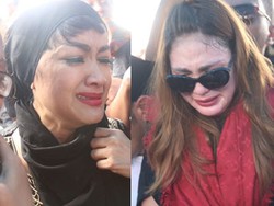 Tangisan Luna Maya dan Julia Perez di Pemakaman Olga