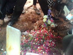 Masih Dipenuhi Pelayat, Makam Olga Syahputra Ambles