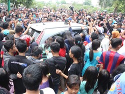 Banyak Anak Terpisah dari Orang Tuanya di Pemakaman Olga