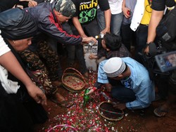 2 Jam Setelah Pemakaman, Kuburan Olga Masih Dipadati Pelayat