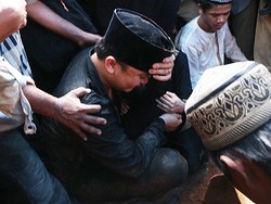 Billy Syahputra Antarkan Jenazah Olga ke Peristirahatan Terakhir