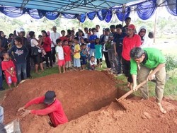 Persiapan di Makam Olga Syahputra