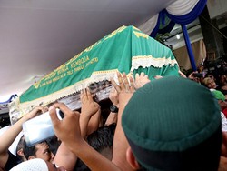 Desak-desakan, Warga Pingsan Saat Jenazah Olga Tiba di Rumah Duka