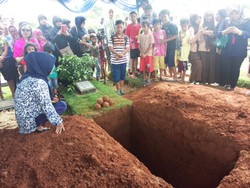 Penggalian Makam Olga Jadi Tontonan Warga