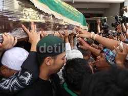 Warga Berebut Ikut Mengangkat Keranda Jenazah Olga Menuju Pemakaman