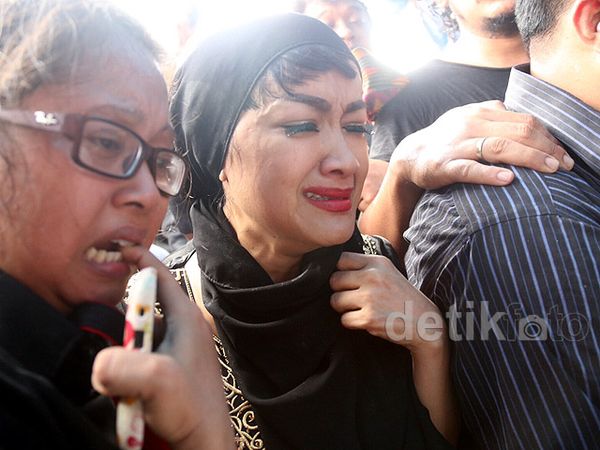 Jupe Menangis Lemas di Pemakaman Olga Syahputra