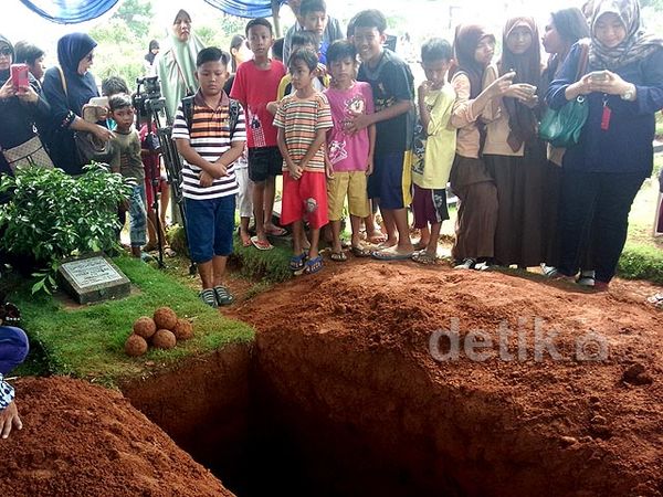Warga Padati Area Pemakaman Olga Syahputra