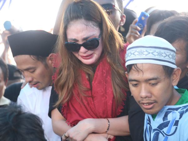 Air Mata Luna Maya di Pemakaman Olga