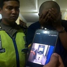 Hanya dengan Tangan Kosong dan Istighfar, Teguh Coba Bobol ATM
