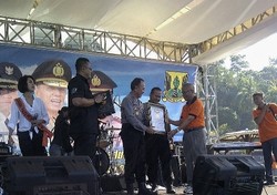 Bebersih 117 Km Pantai Palabuhanratu, Sahabat Polisi Pecahkan Rekor MURI