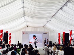 Promosi Bank Tanpa Kantor, Bos OJK dan Mandiri Sambangi Pasar Burung di Sulawesi