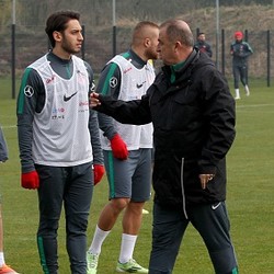 Turki Anggap Pengaruh Van Persie di Timnas Belanda Tak Sebesar Robben