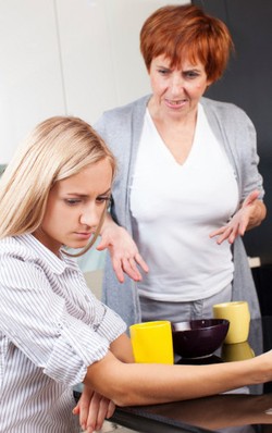 Cara Menghadapi Ibu Mertua yang Terlalu Campuri Urusan Rumah Tangga