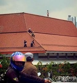 Diduga Stres, Seorang Ibu Naik ke Atap Stasiun Tanah Abang