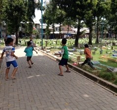 Minim Taman, Anak-anak di Cengkareng Pilih Bermain di Kuburan