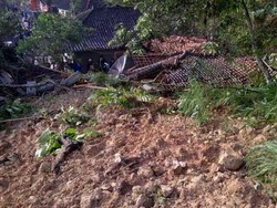 Kisah Sedih Sukardi yang Kehilangan Putri Bungsunya Akibat Longsor Sukabumi