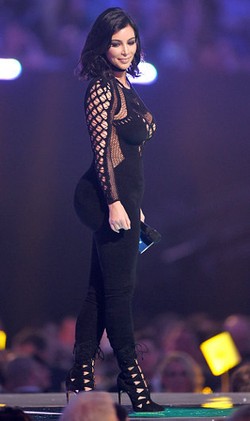 Terobsesi Bokong Lebih Besar, Kim Kardashian Pakai Korset Tiap Hari