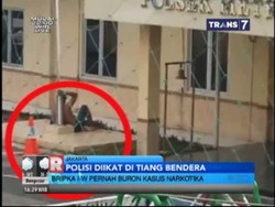 Polisi Diikat di Tiang Bendera