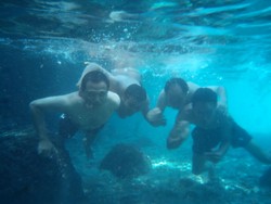 Asyiknya Foto Narsis Bawah Air di Sendang Widodaren, Tuban