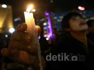 Suasana Earth Hour Di Bundaran Hotel Indonesia