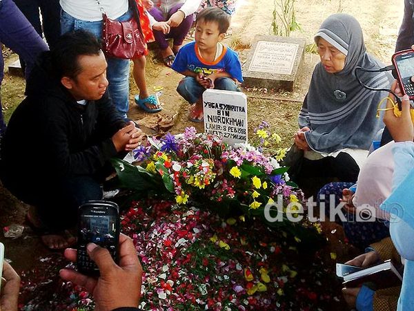 Foto: Pelayat Masih Padati Makam Olga Syahputra