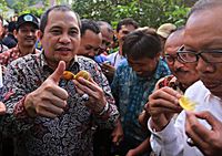 Mendes Marwan Jafar Petik Jeruk Hasil Pertanian