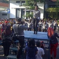 Polwan Ajak Ibu-ibu Goyang Dumang agar Tertib Lalu Lintas