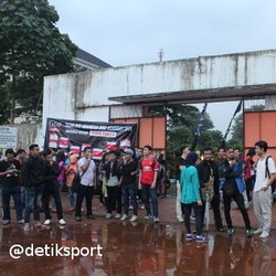 Ladeni Hujan Demi Melihat Park Ji Sung