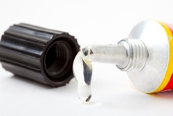 Cemburu Buta, Pria Ini Olesi Miss V Istrinya dengan Lem Super