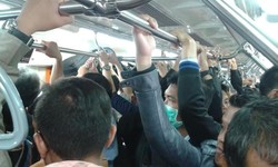 Penampakan Ratusan Orang Tertahan di Ciputat Akibat Kereta Gangguan Listrik