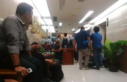 Yorrys Kuasai FPG, Sejumlah Pria Berjaga di Ruang Fraksi