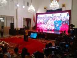 Ketika Reza Rahadian Todong Jokowi Selfie di Dalam Istana Negara