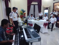 Menhub Jonan unjuk Keahlian Bernyanyi di Depan Gubernur Sulbar