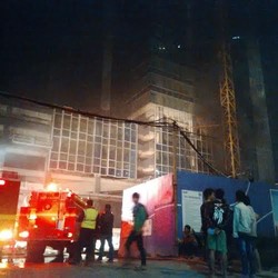 Centennial Tower Kebakaran, 6 Pekerja Dilarikan ke Rumah Sakit