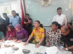 Yorrys Cs Berhasil Masuk ke Ruang Fraksi Golkar, Bamsoet Tak Tampak
