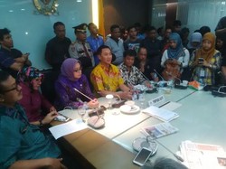 Yorrys Cs Duduki Ruang Rapat Fraksi Golkar