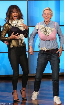 Foto: Halle Berry Selipkan Uang Ribuan Dollar ke Dalam Bra