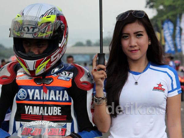 Intip Keceriaan Umbrella Girl Yamaha Yuk..