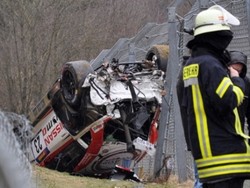 Astaga, Nissan GT3 Sport Ini Terbang dan Timpa Penonton di Sirkuit