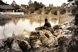 Seorang Anak Menunggu Ikan Pancingan
