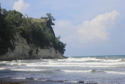 Keren! Barisan Tebing Batu di Pantai Lambroh, Aceh Besar