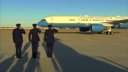 Terpeleset di Tangga Pesawat Air Force 1, Presiden Obama Tetap Cool